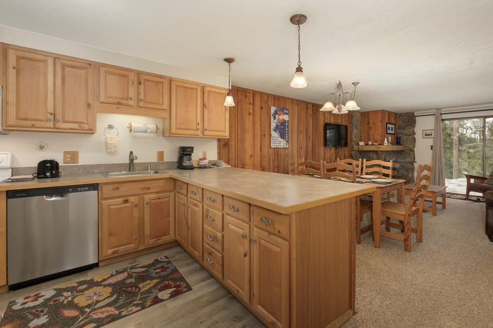 TV and multimedia, Kitchen or kitchenette, Dining area, fireplace, furniture