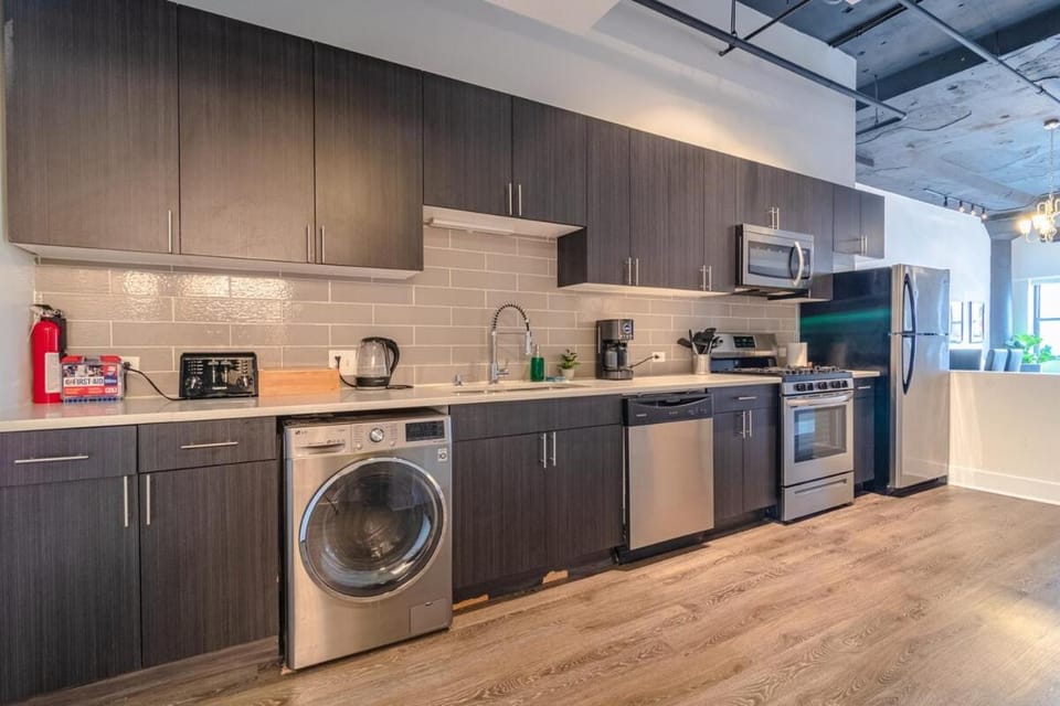 McCormick Place Huge 2BR Cozy Loft Suite with Optional Parking Sleeps 8 Near Soldier Field and Grant Park Apartment in South Loop