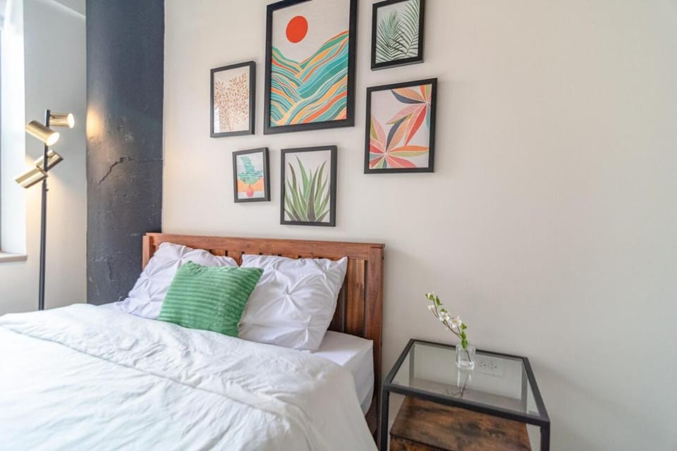 McCormick Place Huge 2BR Cozy Loft Suite with Optional Parking Sleeps 8 Near Soldier Field and Grant Park Apartment in South Loop