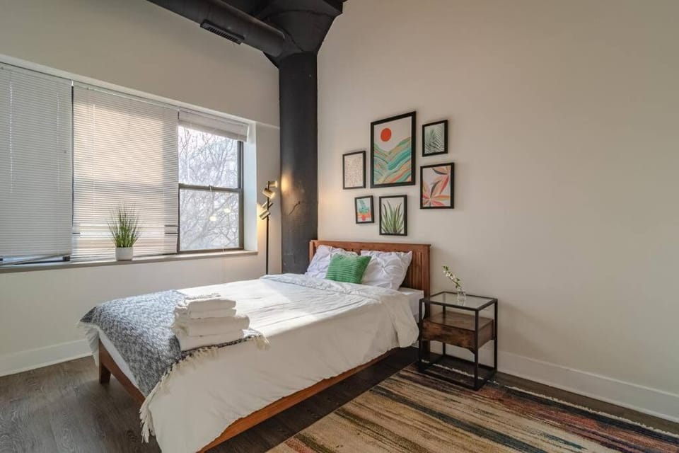 McCormick Place Huge 2BR Cozy Loft Suite with Optional Parking Sleeps 8 Near Soldier Field and Grant Park Apartment in South Loop