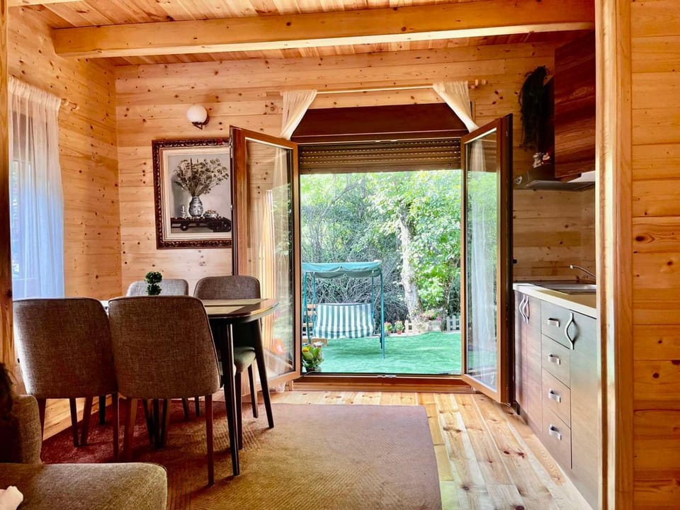 TV and multimedia, Kitchen or kitchenette, Dining area, Garden view