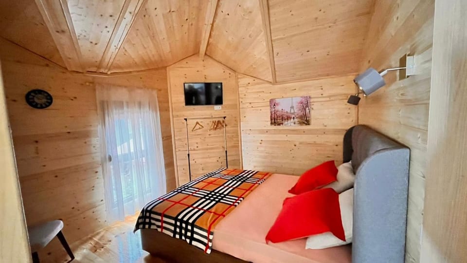 Bed, TV and multimedia, Photo of the whole room, Bedroom