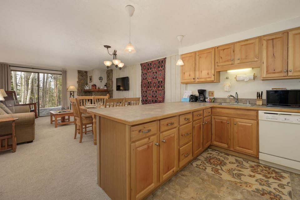 TV and multimedia, Kitchen or kitchenette, Living room, Seating area, Dining area, fireplace, furniture