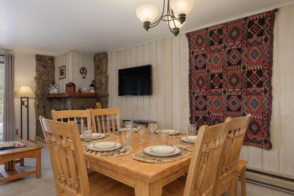 TV and multimedia, Living room, Dining area, fireplace, furniture