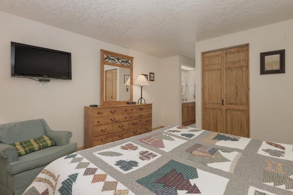 Bed, TV and multimedia, Seating area, Bedroom, furniture, wardrobe