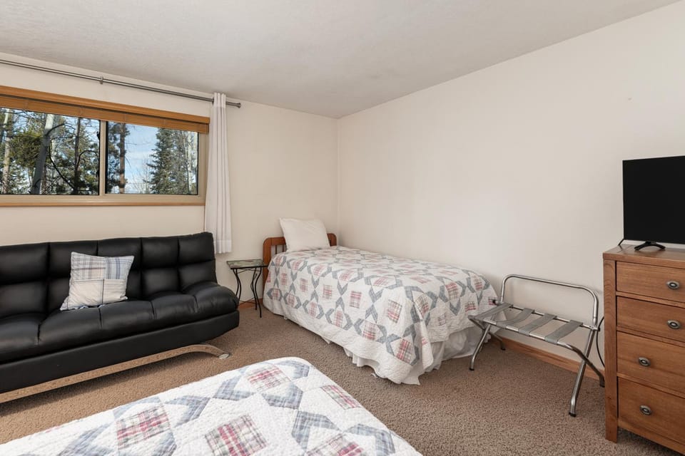 Bed, TV and multimedia, Seating area, Bedroom, furniture