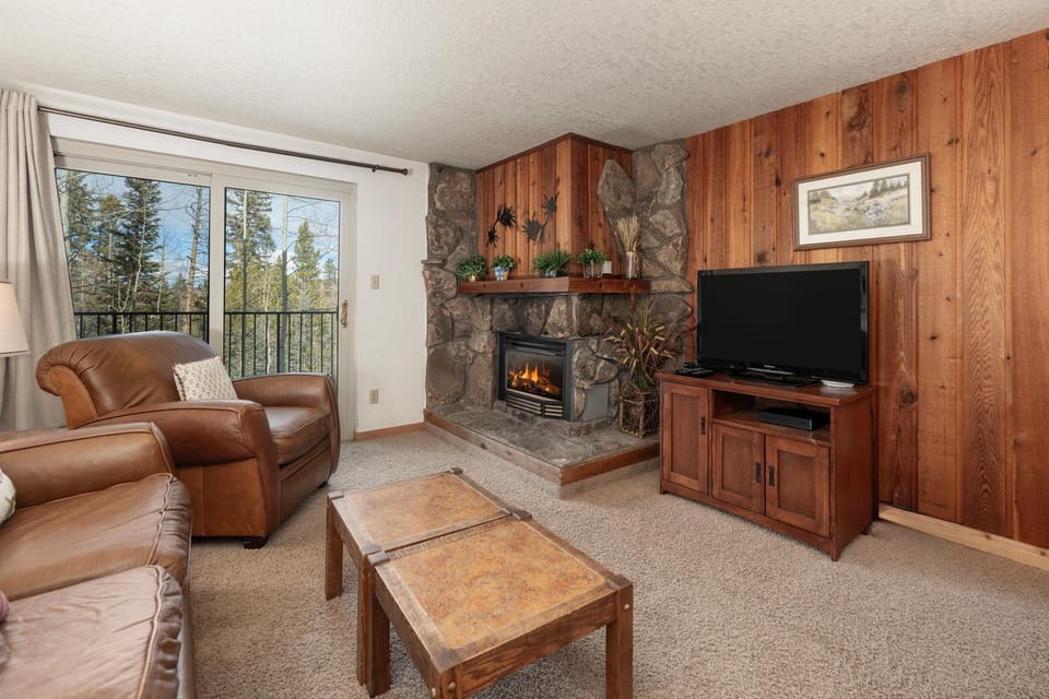 TV and multimedia, View (from property/room), Balcony/Terrace, Living room, Seating area, fireplace, furniture
