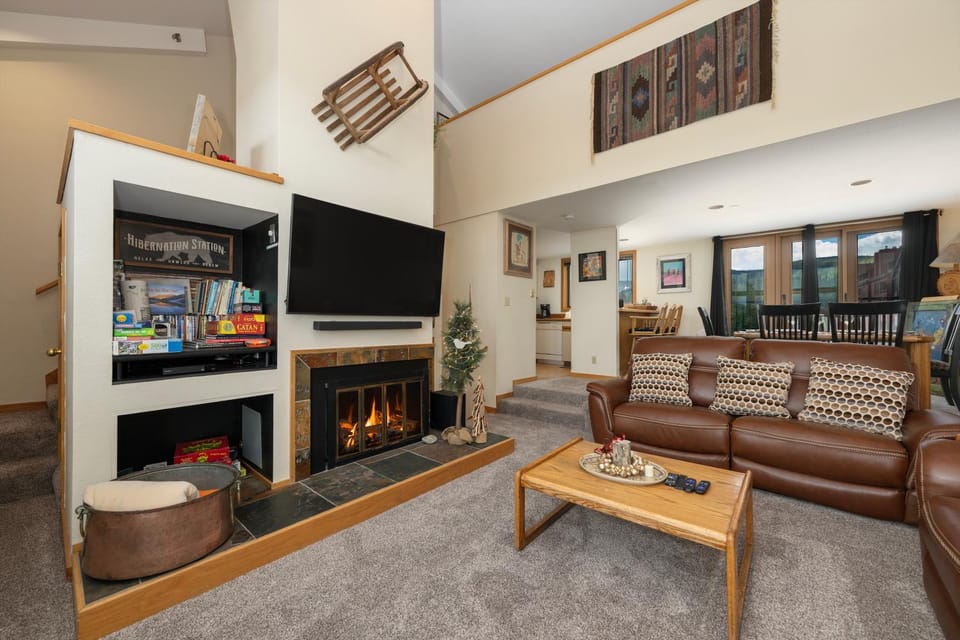 TV and multimedia, Living room, fireplace, furniture