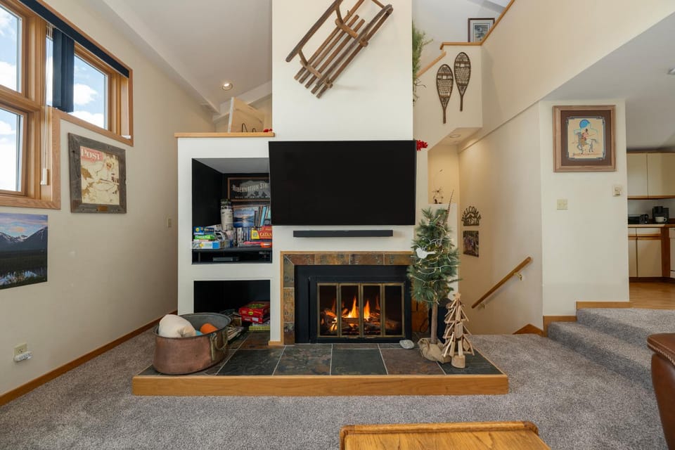 TV and multimedia, Living room, Seating area, fireplace, furniture