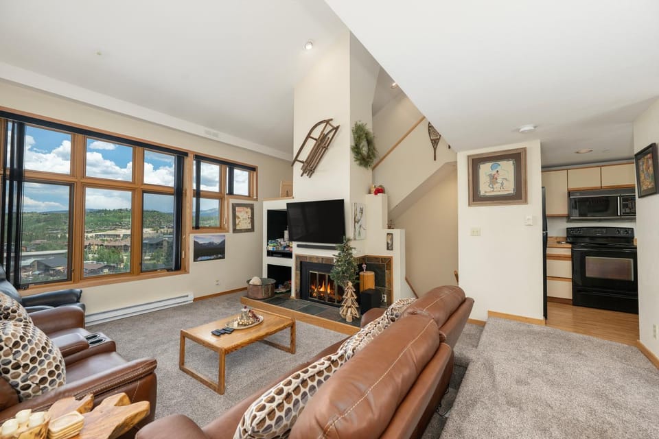 TV and multimedia, View (from property/room), Living room, Seating area, Mountain view, fireplace, furniture