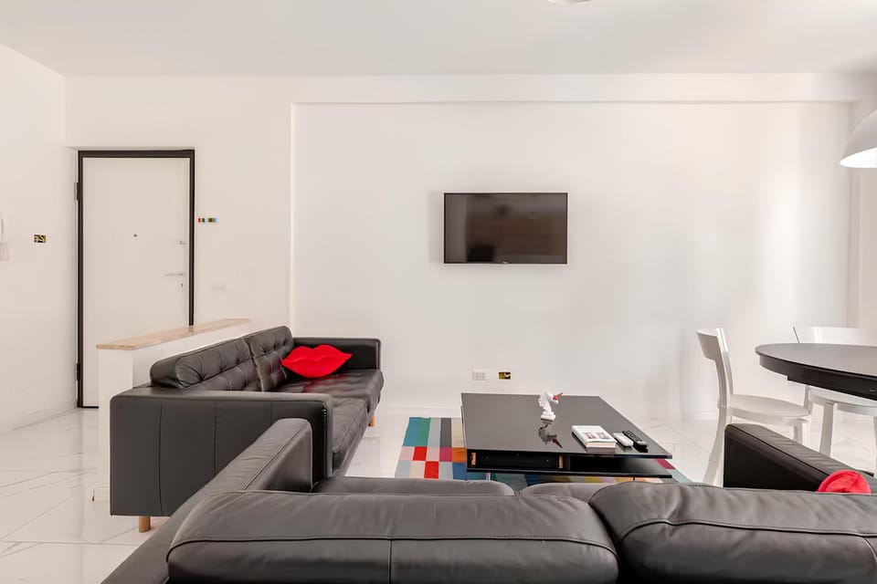 TV and multimedia, Living room, Seating area, Evening entertainment