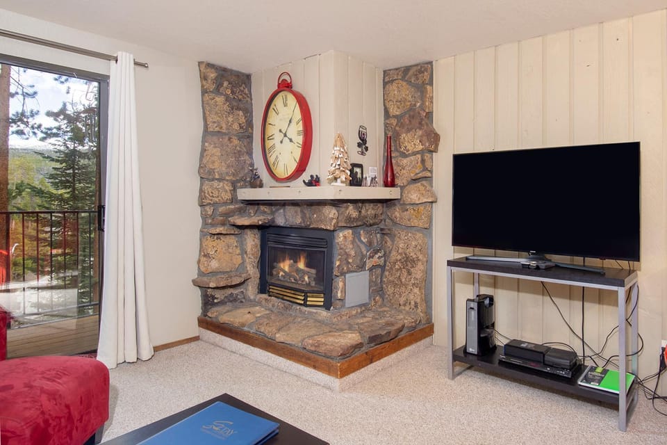 TV and multimedia, View (from property/room), Balcony/Terrace, Living room, Mountain view, fireplace, furniture