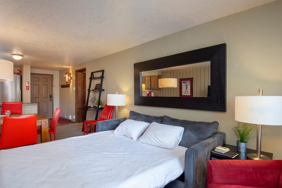 Bed, Living room, Seating area, furniture