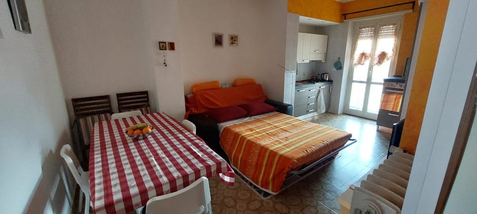 Bed, Living room, Seating area, Dining area