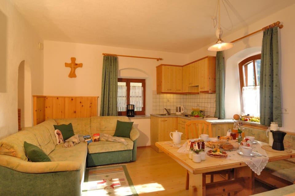 Kitchen or kitchenette, Living room, Seating area, Dining area