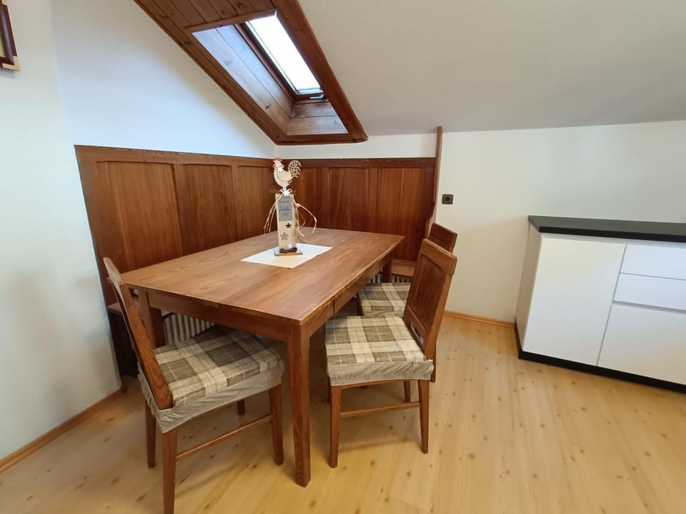 Dining area, kitchen