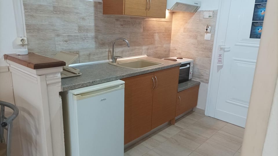 Coffee/tea facilities, Kitchen or kitchenette, oven, stove