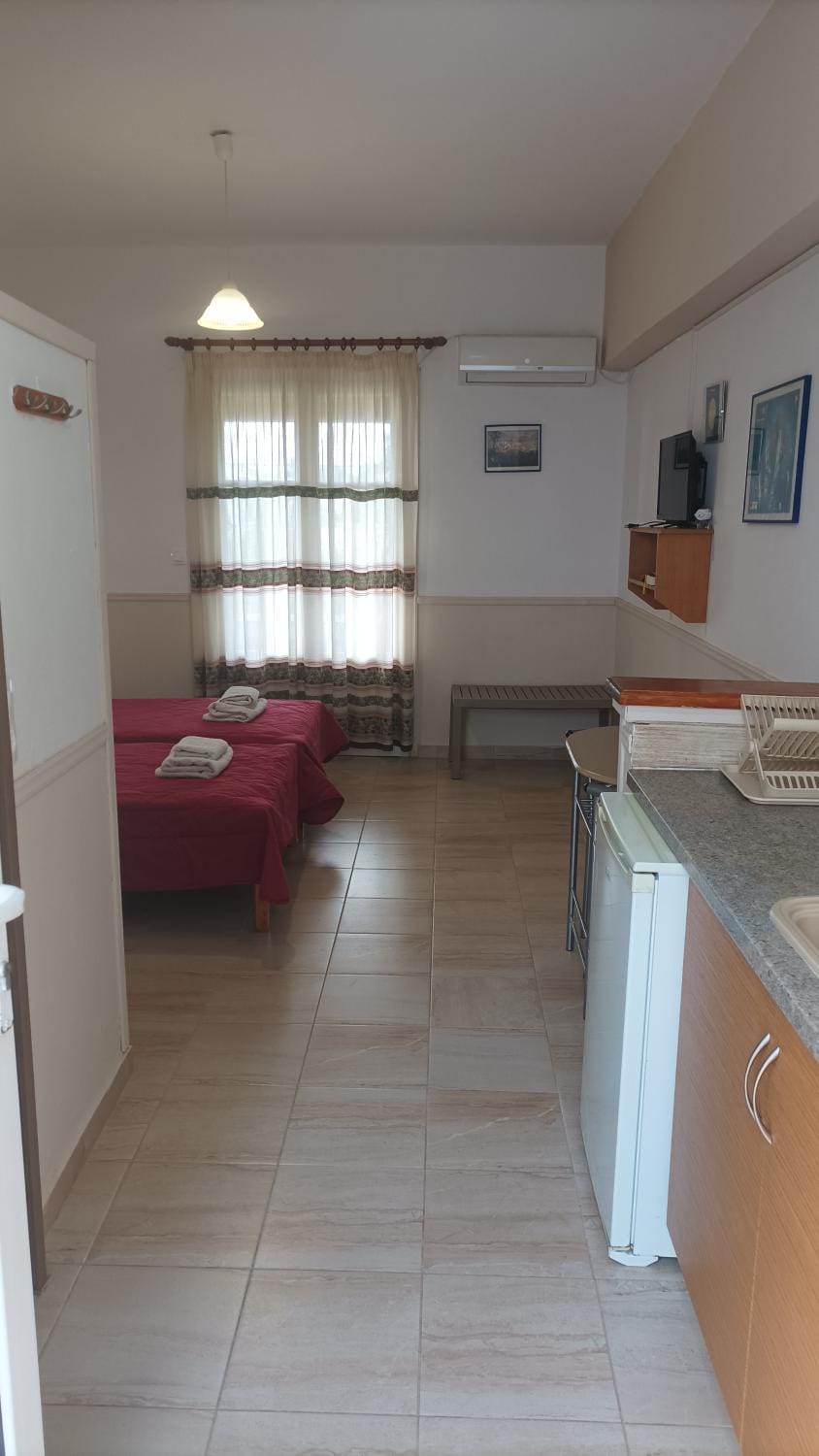 Bed, TV and multimedia, Kitchen or kitchenette, Photo of the whole room, oven