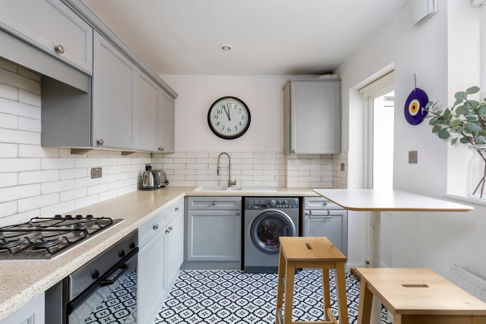 Seating area, Drinks, internet, stove, washing machine