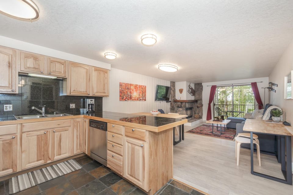 TV and multimedia, View (from property/room), Kitchen or kitchenette, Living room, Seating area, fireplace, furniture