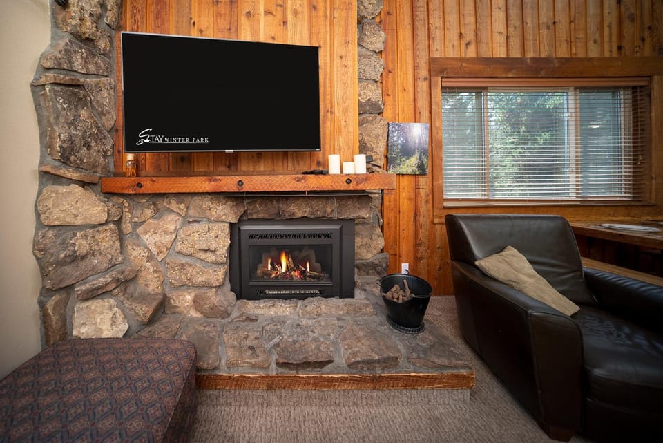 TV and multimedia, Living room, Seating area, fireplace, furniture