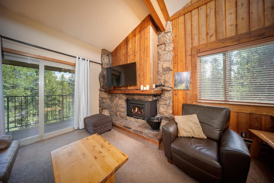 TV and multimedia, View (from property/room), Balcony/Terrace, Living room, Seating area, fireplace, furniture