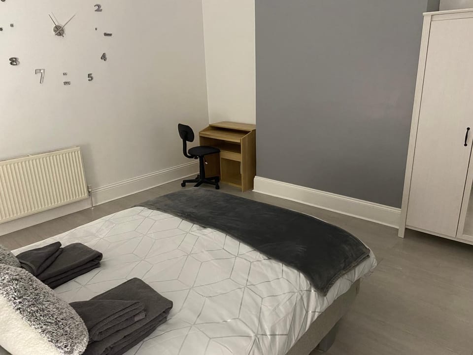 Bedroom, internet, wardrobe