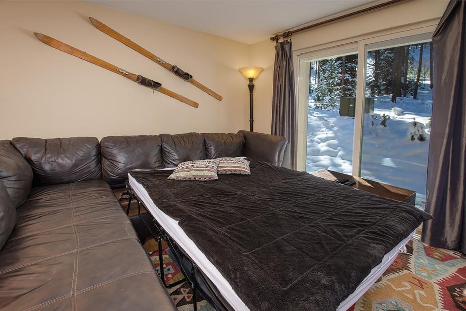 Bed, Winter, Skiing, Living room, Seating area, furniture