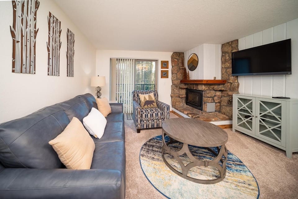 TV and multimedia, Living room, fireplace, furniture