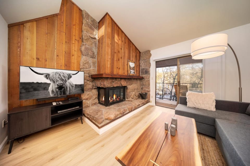 TV and multimedia, Balcony/Terrace, Living room, Seating area, fireplace, furniture