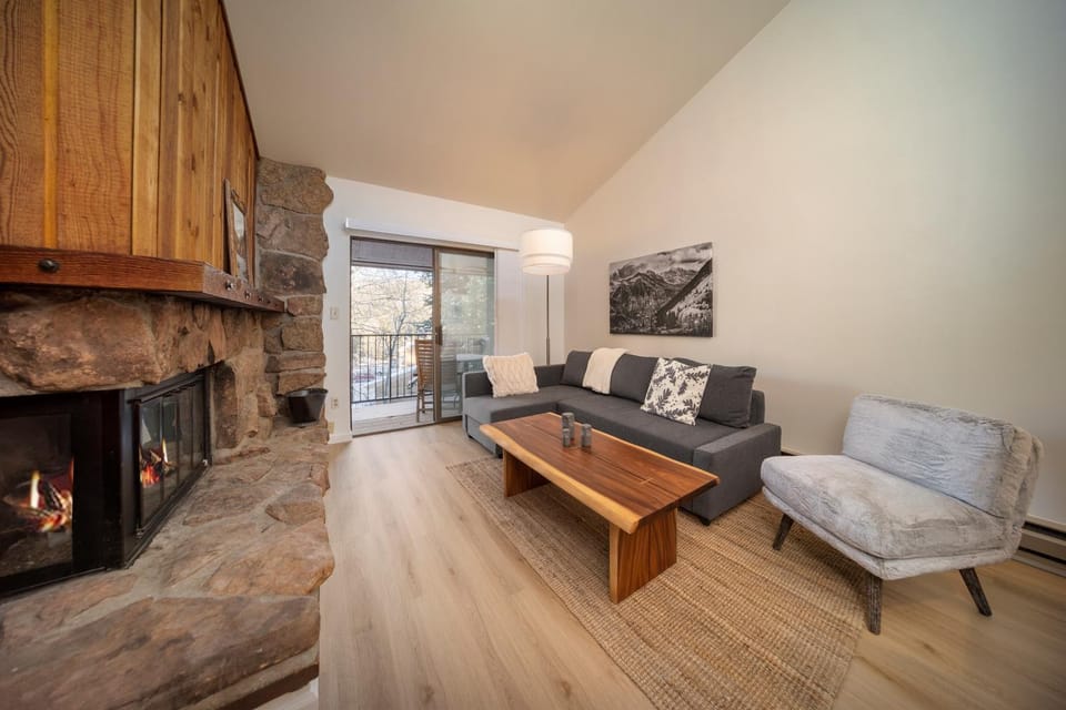 Balcony/Terrace, Living room, Seating area, fireplace, furniture