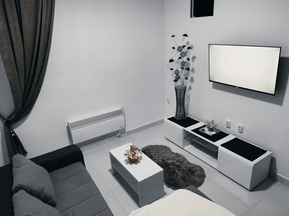TV and multimedia, Living room, Photo of the whole room, Seating area, Evening entertainment