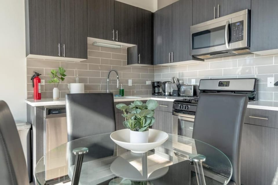 McCormick Place Beautiful 2BR Apartment with Optional Parking Sleeps up to 8 Near Soldier Field, Grant Park and Lakefront Trail Apartment in South Loop