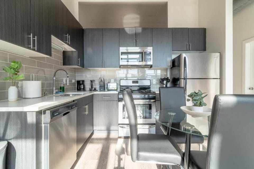 McCormick Place Beautiful 2BR Apartment with Optional Parking Sleeps up to 8 Near Soldier Field, Grant Park and Lakefront Trail Apartment in South Loop