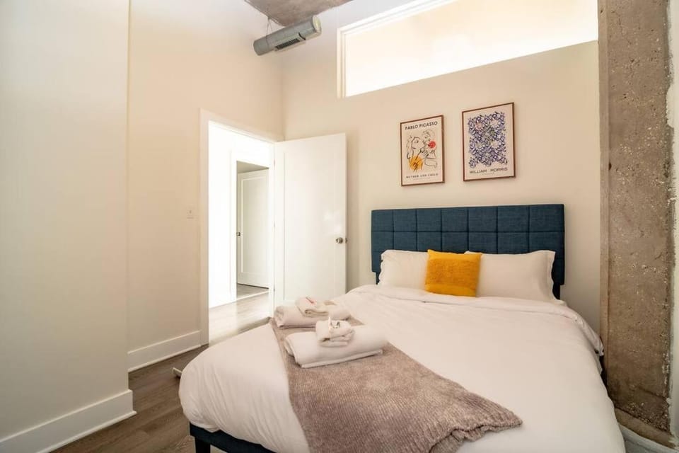 McCormick Place Beautiful 2BR Apartment with Optional Parking Sleeps up to 8 Near Soldier Field, Grant Park and Lakefront Trail Apartment in South Loop