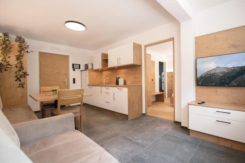 TV and multimedia, Kitchen or kitchenette, Dining area, minibar, stove