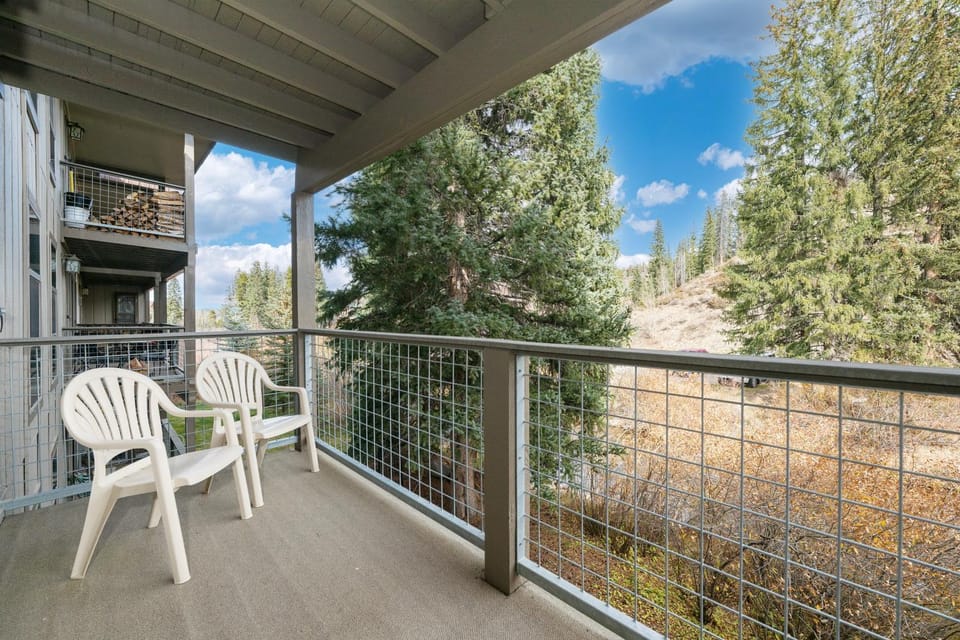 Day, Natural landscape, Balcony/Terrace, Seating area, Autumn