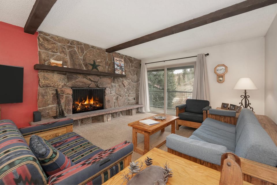 Day, TV and multimedia, Living room, fireplace, furniture