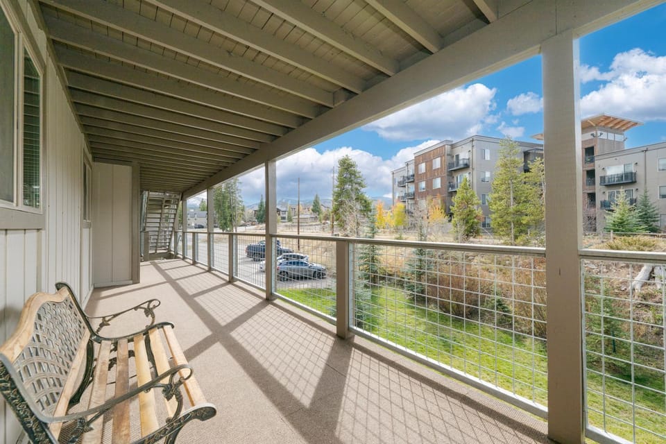 Day, Neighbourhood, Balcony/Terrace, Seating area, Parking