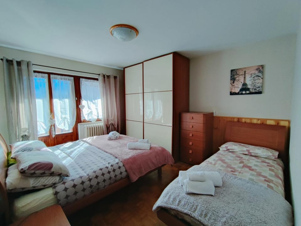 Bed, Bedroom, towels