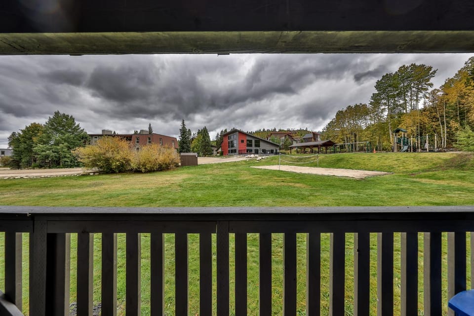 Property building, Day, Natural landscape, Balcony/Terrace, Autumn