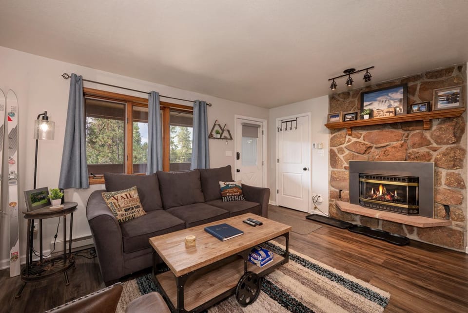 TV and multimedia, View (from property/room), Living room, Seating area, fireplace, furniture