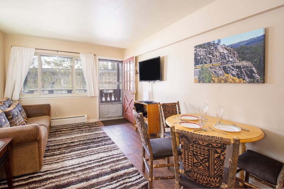 Day, TV and multimedia, Living room, Seating area, Dining area, furniture