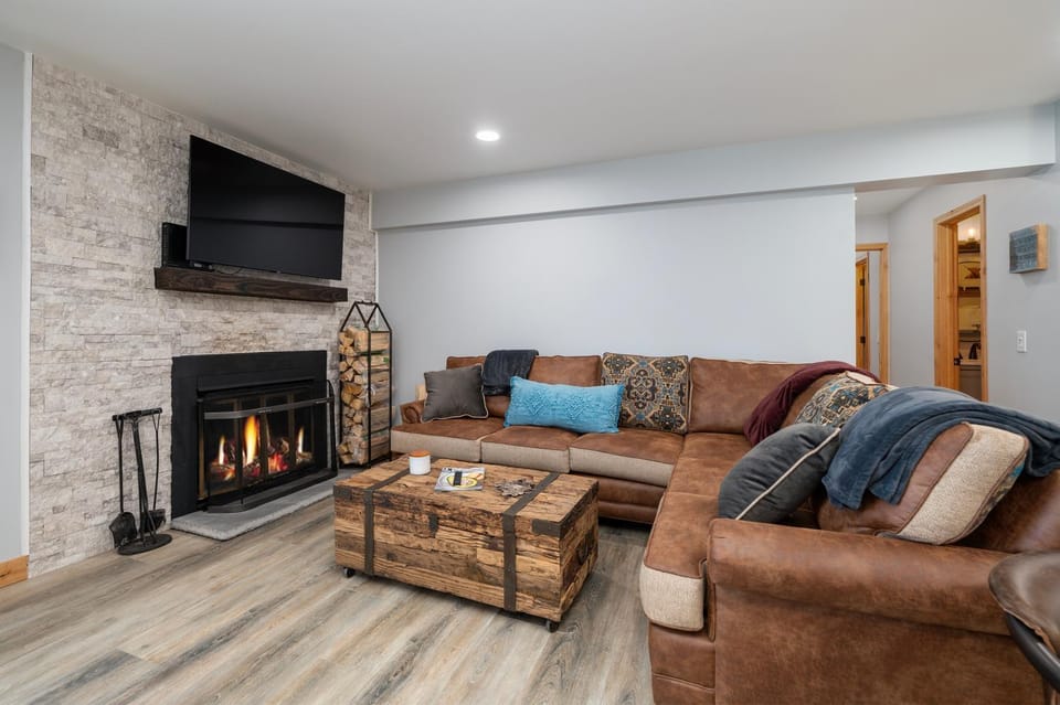 TV and multimedia, Living room, Seating area, fireplace, furniture