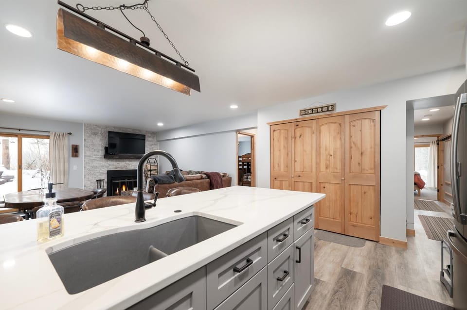TV and multimedia, Kitchen or kitchenette, Living room, fireplace, furniture