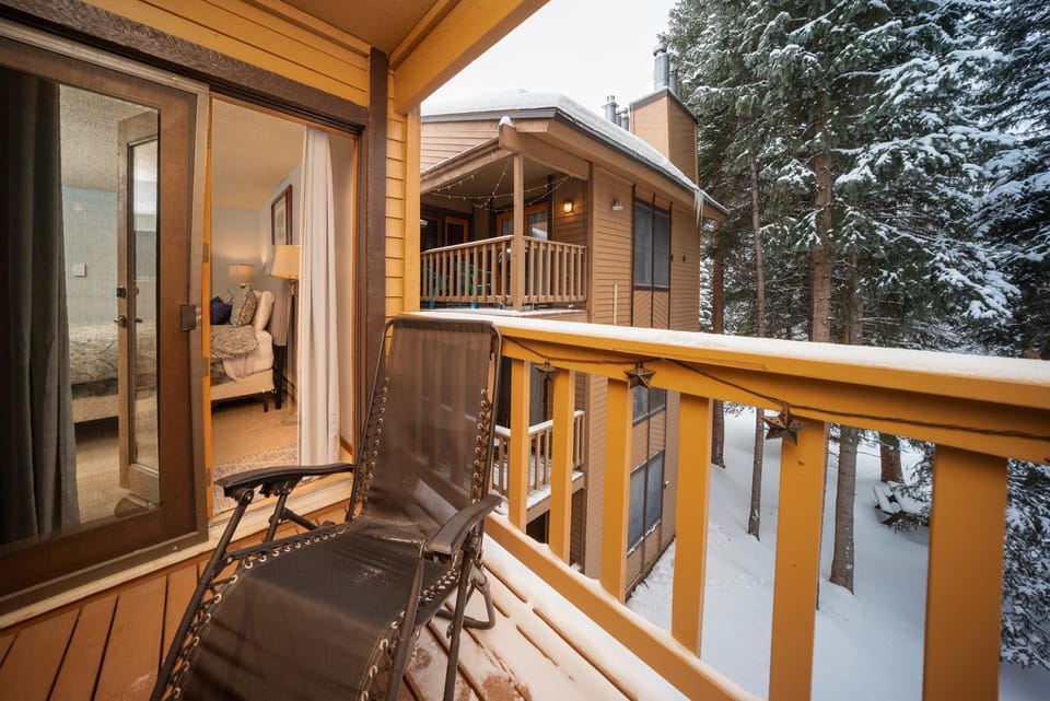 Property building, Natural landscape, Winter, Balcony/Terrace, Seating area