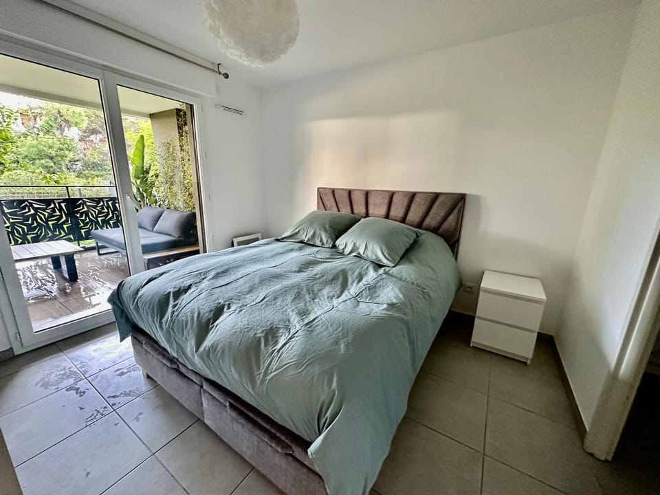 Résidence Pearl Beach - Seaside Rooftop Pool Apartment in Villeneuve-Loubet