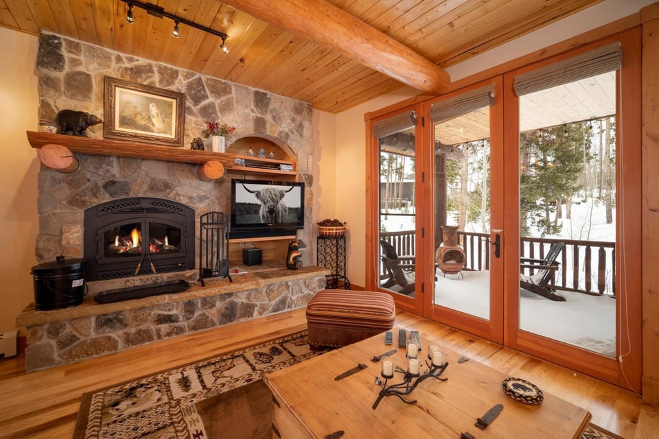 Winter, TV and multimedia, Balcony/Terrace, Living room, Seating area, fireplace, furniture