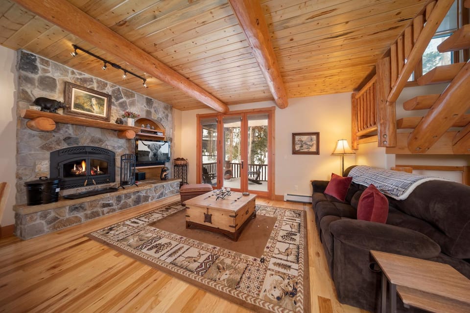 TV and multimedia, Living room, Seating area, fireplace, furniture