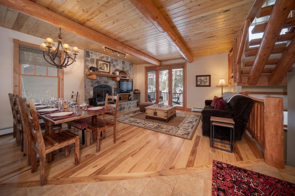 TV and multimedia, Living room, Dining area, fireplace, furniture